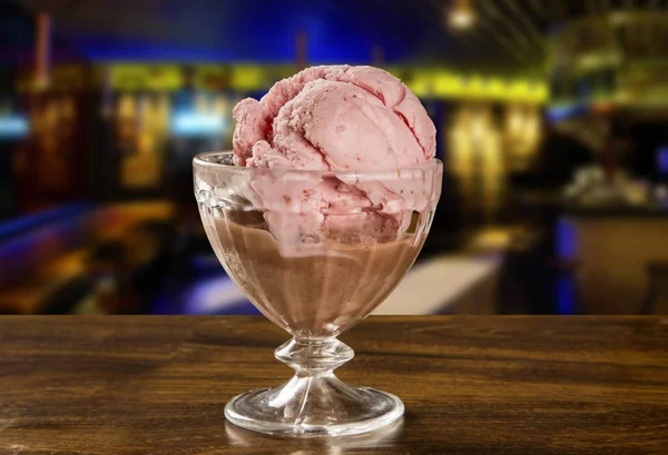 Морозиво полуниця і шоколад — стокове фото