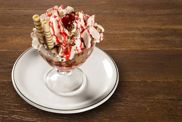 Çilek kremalı ve chantilly ile dondurma