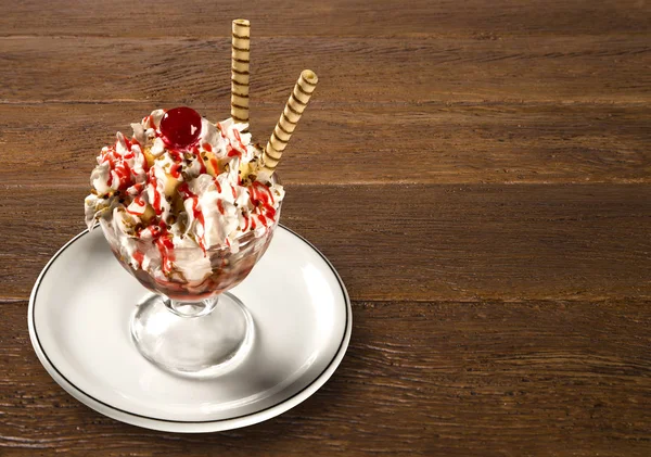Морозиво з полуничним кремом і шантільї — стокове фото