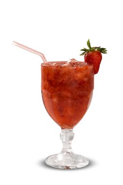 Taze çilek Caipirinha içinde beyaz arka plan yaptı.