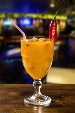 Mango meyve Caipirinha ahşap backg tarihinde Brezilya kırmızı biber ile