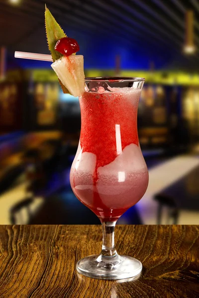 Cocktail su sfondo pub sfocato — Foto Stock