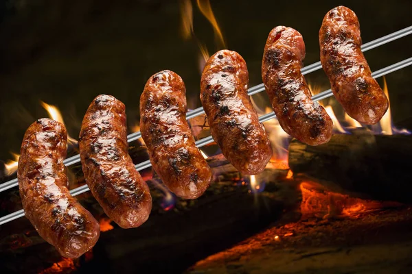 Сосиски на барбекю плюють полум'ям — стокове фото