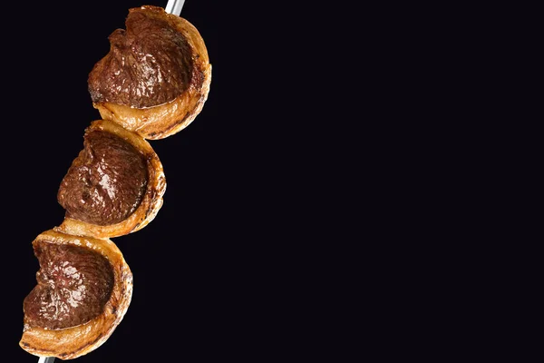 Foto de Espeto De Picanha Cozido Pronto Para Comer Inclinada Em Cortar A  Placa e mais fotos de stock de Churrasco - iStock