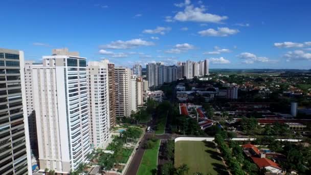 Luchtfoto architectuur in Ribeiro Preto, Joao Fiusa Avenue - zo Paulo - Brazilië. Augustus 2016. — Stockvideo