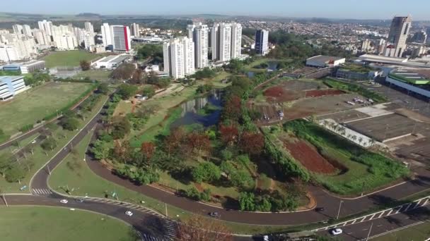 Letecký pohled na Ribeirao Preto městský park, park je umění. Srpen 2016. — Stock video