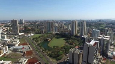 Havadan görünümü Ribeirao Preto Şehir Parkı, Dr Luis Carlos Raya Park. Ağustos, 2016
