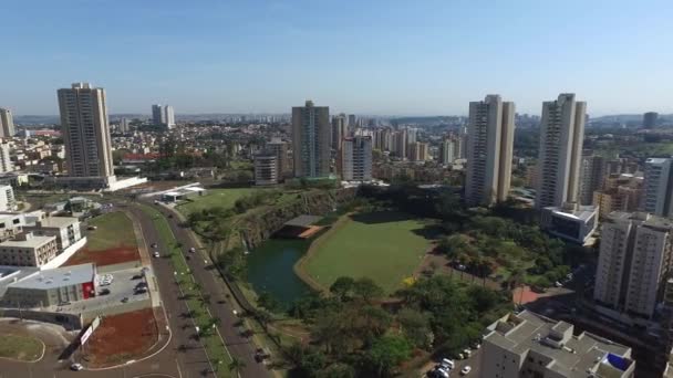 Вид с воздуха городской парк Рибейрао Прето, доктор Луис Карлос Рая Парк. Август, 2016 — стоковое видео