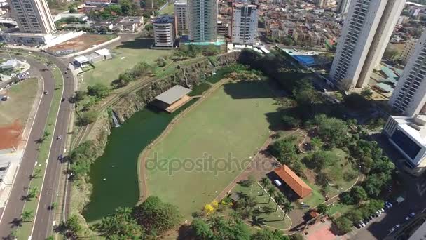 Luchtfoto Ribeirao Preto stadspark, Dr. Luis Carlos Raya Park. Augustus, 2016 — Stockvideo