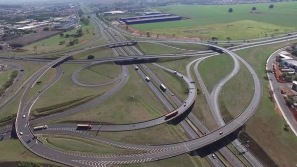 Letecký pohled na silnici komplexu v Ribeirao Preto city, Sao Paulo. Srpen 2016 — Stock video