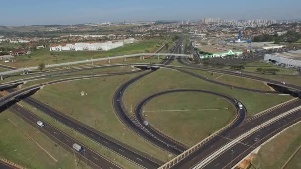 Complexo rodoviário com vista aérea na cidade de Ribeirão Preto, São Paulo. Agosto de 2016 — Vídeo de Stock