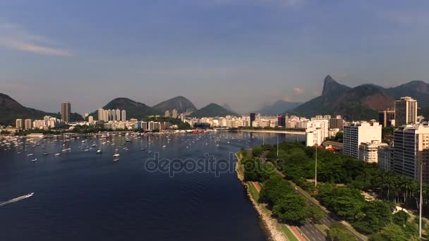 Antenowe Marina da Gloria w Rio de Janeiro w wieczór, łodzi i plaży w Brazylii — Wideo stockowe