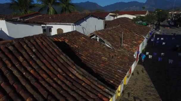 Widok z lotu ptaka antyczny architektura i ulica w mieście Paraty - Rio de Janeiro - Brazylia — Wideo stockowe