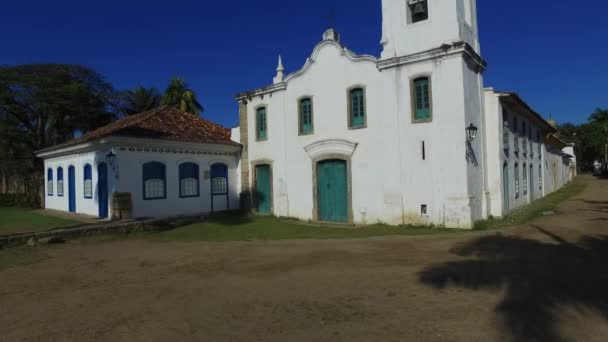 Вид церкви в красиві португальської колоніальної типові міста з Parati в Бразилії штату Ріо-де-Жанейро — стокове відео