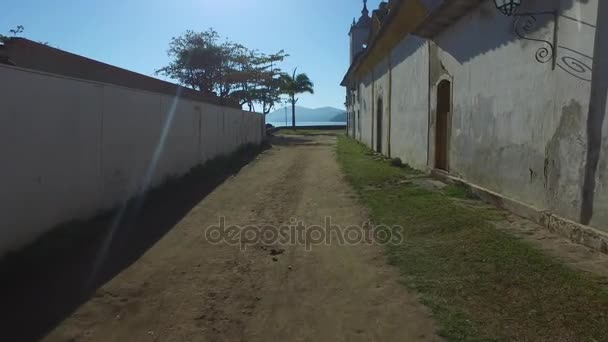 空撮部、美しいポルトガル植民地典型的な町のブラジルのリオ ・ デ ・ ジャネイロ州の教会 — ストック動画