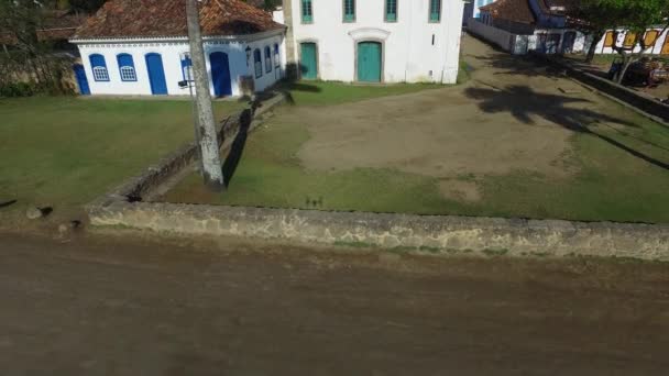 Légifelvételek temploma a szép portugál gyarmati tipikus város a Parati Rio de Janeiro állam Brazíliában — Stock videók