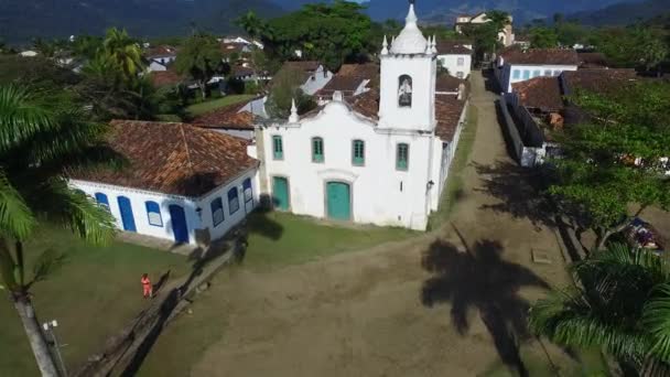Flygfoto kyrkan av den vackra portugisiska koloniala typiska staden av Parati i Rio de Janeiro state Brasilien — Stockvideo