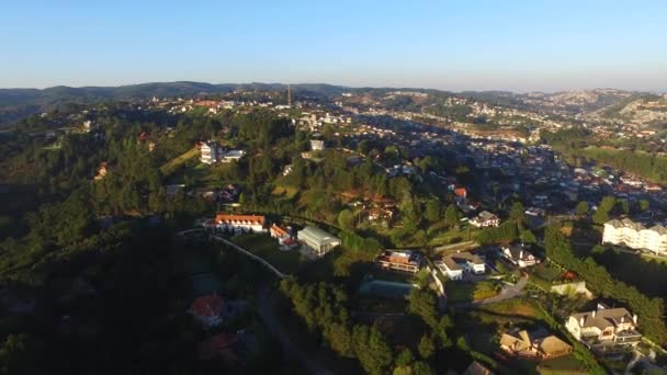 Flygfoto över den staden Campos do Jordao. Viktig turist webbplats. Oktober, 2016. — Stockvideo