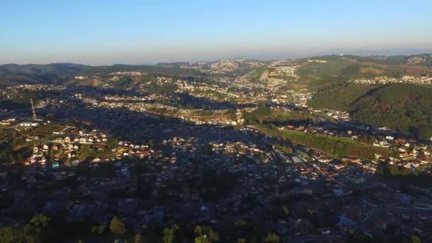 Flygfoto över den staden Campos do Jordao. Viktig turist webbplats. Oktober, 2016. — Stockvideo