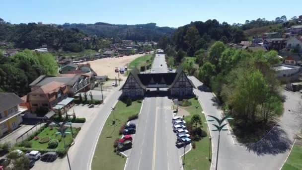 Vista aérea da cidade de Campos do Jordao. Local turístico importante. Outubro de 2016 . — Vídeo de Stock