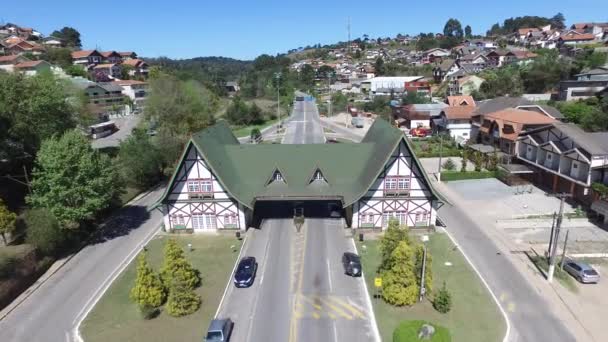 Vista aérea da cidade de Campos do Jordao. Local turístico importante. Outubro de 2016 . — Vídeo de Stock