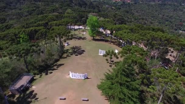 Luchtfoto van de stad van de Campos Jordão. Belangrijke toeristische plaats. Oktober, 2016. — Stockvideo