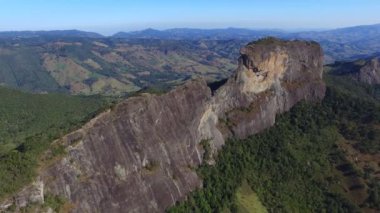 Havadan görünümü 'Pedra do Bau' ve 'Pedra yap Bau' karmaşık kaya oluşumları Mantiqueira dağlarda vardır. Sao Bento yapmak Sapucai, Sao Paulo - Brezilya eyâletinde yer alır. Ekim, 2016.