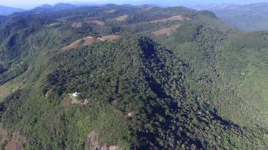 Havadan görünümü 'Pedra do Bau' ve 'Pedra yap Bau' karmaşık kaya oluşumları Mantiqueira dağlarda vardır. Sao Bento yapmak Sapucai, Sao Paulo - Brezilya eyâletinde yer alır. Ekim, 2016.