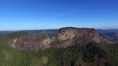 Havadan görünümü 'Pedra do Bau' ve 'Pedra yap Bau' karmaşık kaya oluşumları Mantiqueira dağlarda vardır. Sao Bento yapmak Sapucai, Sao Paulo - Brezilya eyâletinde yer alır. Ekim, 2016.