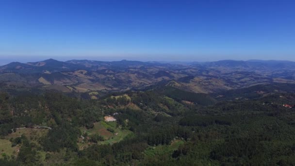 Vista aérea da cidade de Campos do Jordao. Local turístico importante. Outubro de 2016 . — Vídeo de Stock
