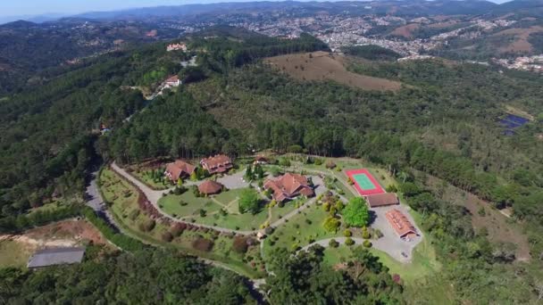 Letecký pohled na město Campos do Jordao. Významné turistické lokality. Říjen, 2016. — Stock video