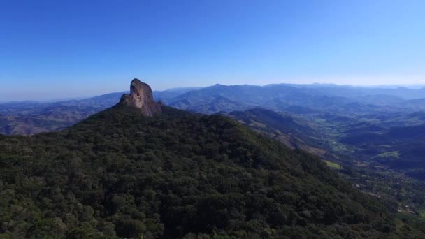 Letecký pohled na "Pedra do Bau" a "Pedra do Bau" komplex jsou skalní útvary v horách Mantiqueira. Se nacházejí v obci Sao Bento do Sapucai, Sao Paulo - Brazílie. Říjen, 2016. — Stock video