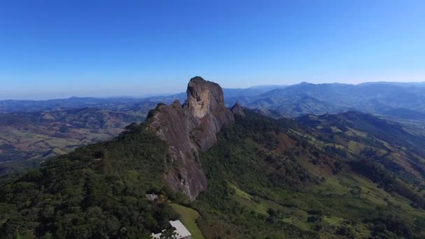 Letecký pohled na "Pedra do Bau" a "Pedra do Bau" komplex jsou skalní útvary v horách Mantiqueira. Se nacházejí v obci Sao Bento do Sapucai, Sao Paulo - Brazílie. Říjen, 2016. — Stock video