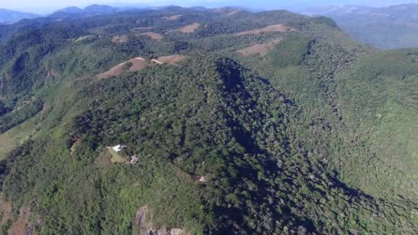 A vista aérea 'Pedra do Bau' e o complexo 'Pedra do Bau' são formações rochosas nas Montanhas Mantiqueira. Eles estão localizados no município de São Bento do Sapucai, São Paulo - Brasil. Outubro de 2016 . — Vídeo de Stock