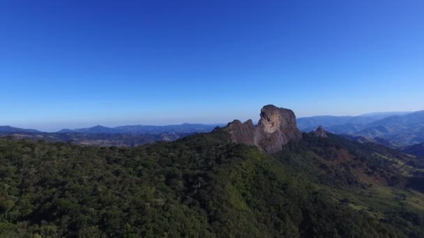 Letecký pohled na "Pedra do Bau" a "Pedra do Bau" komplex jsou skalní útvary v horách Mantiqueira. Se nacházejí v obci Sao Bento do Sapucai, Sao Paulo - Brazílie. Říjen, 2016. — Stock video