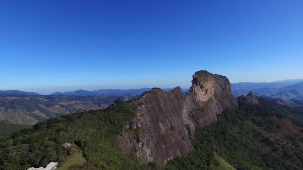 A légi felvétel "Pedra do Bau" és a "Pedra do Bau" komplex a sziklaalakzatok Mantiqueira hegyekben. A Sao Bento do Sapucai, Sao Paulo - Brazília település található. Október, 2016-ban. — Stock videók