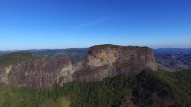 Havadan görünümü 'Pedra do Bau' ve 'Pedra yap Bau' karmaşık kaya oluşumları Mantiqueira dağlarda vardır. Sao Bento yapmak Sapucai, Sao Paulo - Brezilya eyâletinde yer alır. Ekim, 2016.
