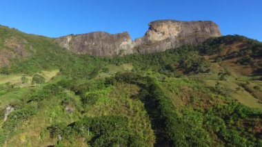 Havadan görünümü 'Pedra do Bau' ve 'Pedra yap Bau' karmaşık kaya oluşumları Mantiqueira dağlarda vardır. Sao Bento yapmak Sapucai, Sao Paulo - Brezilya eyâletinde yer alır. Ekim, 2016.