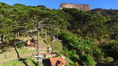 Havadan görünümü 'Pedra do Bau' ve 'Pedra yap Bau' karmaşık kaya oluşumları Mantiqueira dağlarda vardır. Sao Bento yapmak Sapucai, Sao Paulo - Brezilya eyâletinde yer alır. Ekim, 2016
