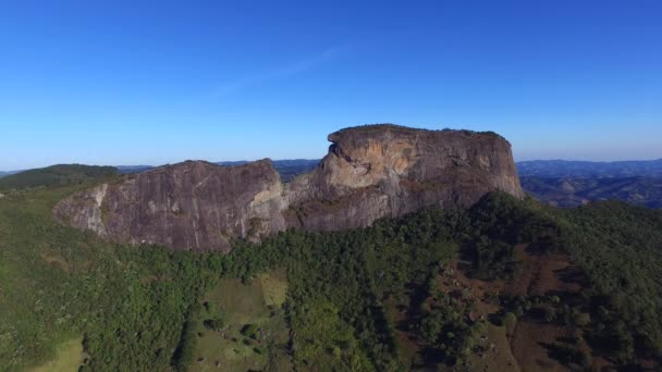 Havadan görünümü 'Pedra do Bau' ve 'Pedra yap Bau' karmaşık kaya oluşumları Mantiqueira dağlarda vardır. Sao Bento yapmak Sapucai, Sao Paulo - Brezilya eyâletinde yer alır. Ekim, 2016. — Stok video