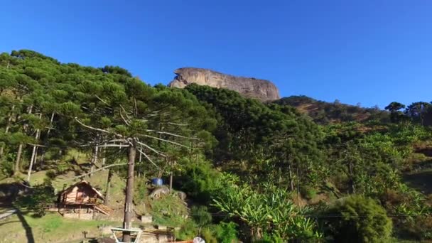 Letecký pohled na "Pedra do Bau" a "Pedra do Bau" komplex jsou skalní útvary v horách Mantiqueira. Se nacházejí v obci Sao Bento do Sapucai, Sao Paulo - Brazílie. Říjen, 2016. — Stock video