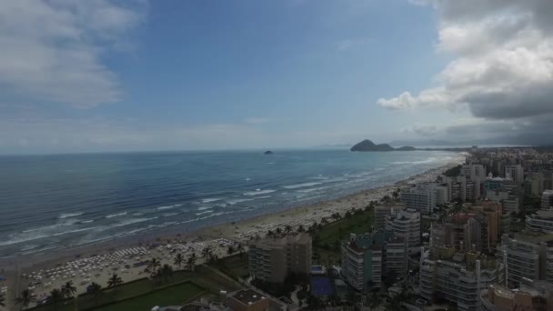 巴西圣保罗州的北部海岸沙滩的鸟瞰图。里维埃拉圣劳伦斯。2016 年 11 月. — 图库视频影像