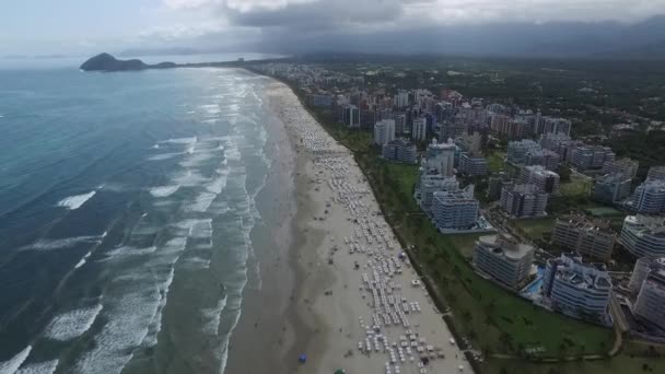 Vista aérea das praias da costa norte do estado de São Paulo, no Brasil. Riviera St. Lawrence. Novembro de 2016 . — Vídeo de Stock