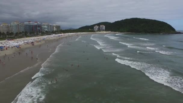 Αεροφωτογραφία από τις παραλίες ακτή βόρεια στην πολιτεία του Σάο Πάολο στη Βραζιλία. Riviera Αγίου Λαυρεντίου. Νοεμβρίου 2016 — Αρχείο Βίντεο