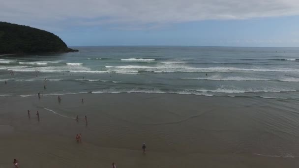 Luchtfoto van de Noord kust stranden in de Braziliaanse deelstaat São Paulo in Brazilië. Riviera St. Lawrence. November, 2016 — Stockvideo