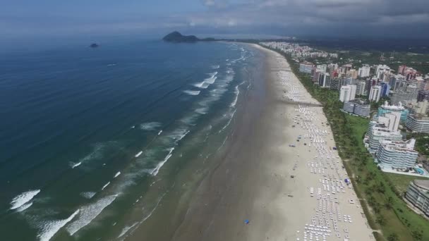 Flygfoto över norra kusten stränderna i delstaten Sao Paulo i Brasilien. Riviera St.en Lawrence. November 2016 — Stockvideo
