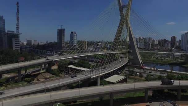 Luchtfoto van de Octavio Frias de Oliveira bridge of Ponte Estaiada in de stad van Sao Paulo, Brazilië — Stockvideo