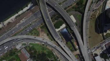 Octavio Frias de Oliveira köprü veya Ponte Estaiada yılında Sao Paulo, Brezilya şehrin havadan görünümü