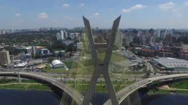 Octavio Frias de Oliveira köprü veya Ponte Estaiada yılında Sao Paulo, Brezilya şehrin havadan görünümü