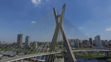 Octavio Frias de Oliveira köprü veya Ponte Estaiada yılında Sao Paulo, Brezilya şehrin havadan görünümü